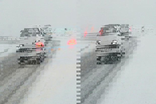 بارش برف در محورهای جنوب آذربایجان غربی؛ جاده ها لغزنده هستند