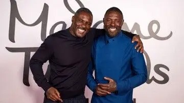 اقدام جالب بازیگر مشهور در مراسم رونمایی از مجسمه مومی‌‌اش / ویدئو