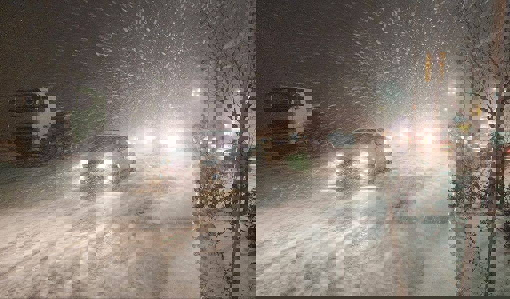 تداوم بارش برف و خودروهای گرفتار در کولاک محور نقده - پیرانشهر