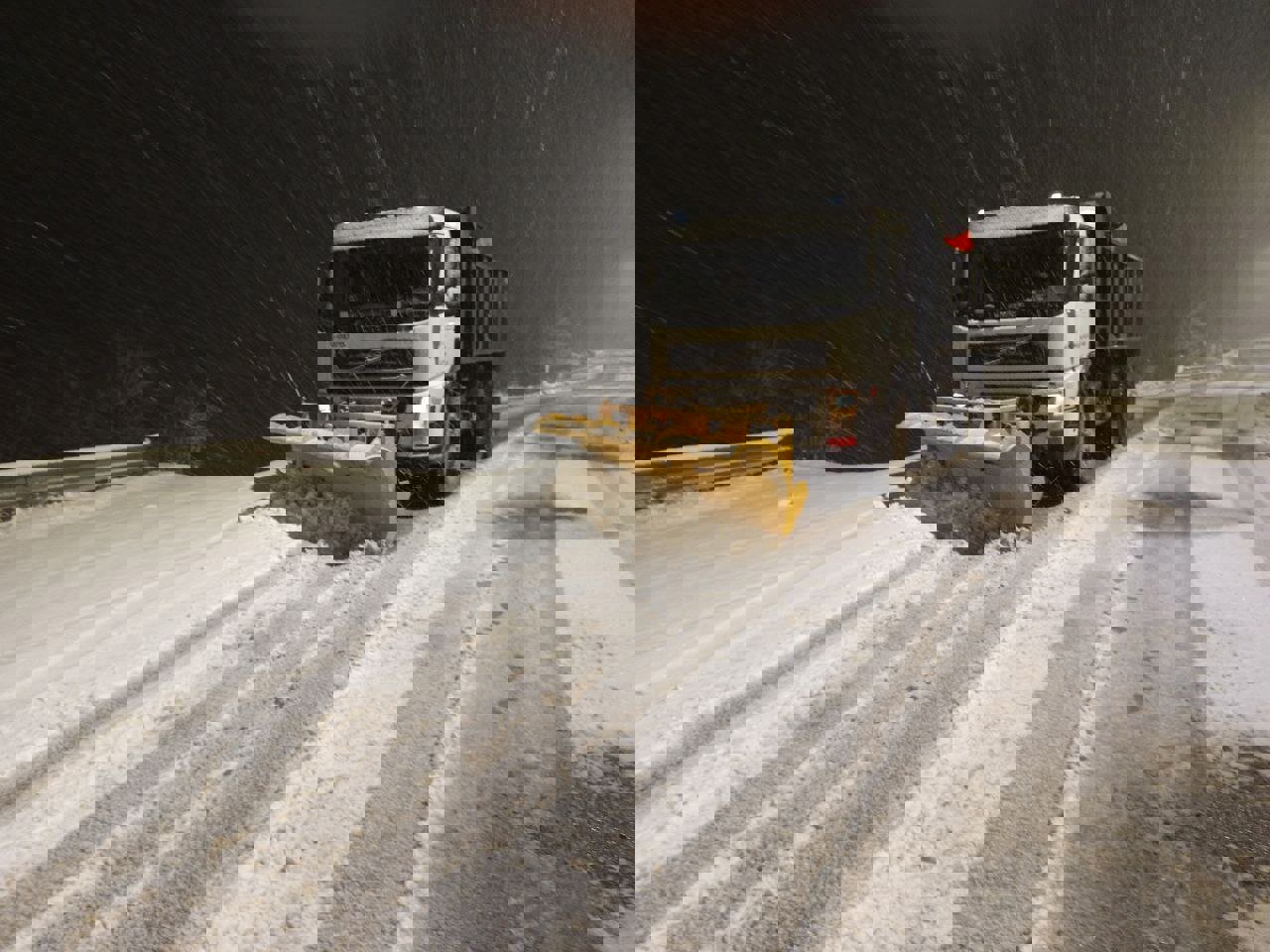 برف روبی شبانه محورهای ارتباطی در آذربایجان غربی