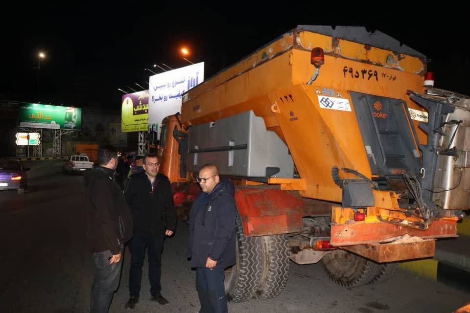 آمادگی برای بارش برف؛ استقرار ماشین‌آلات در نقاط حساس شهر