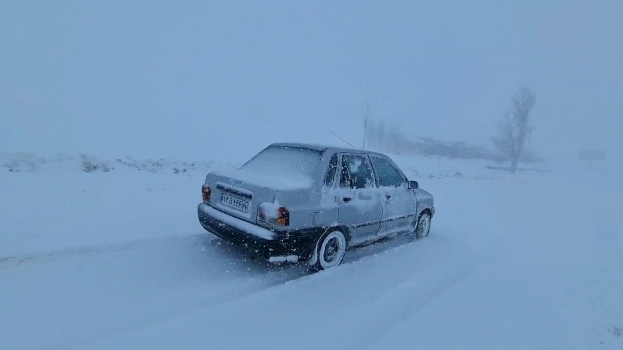 کولاک شدید راه‌های مواصلاتی تکاب را مسدود ساخت