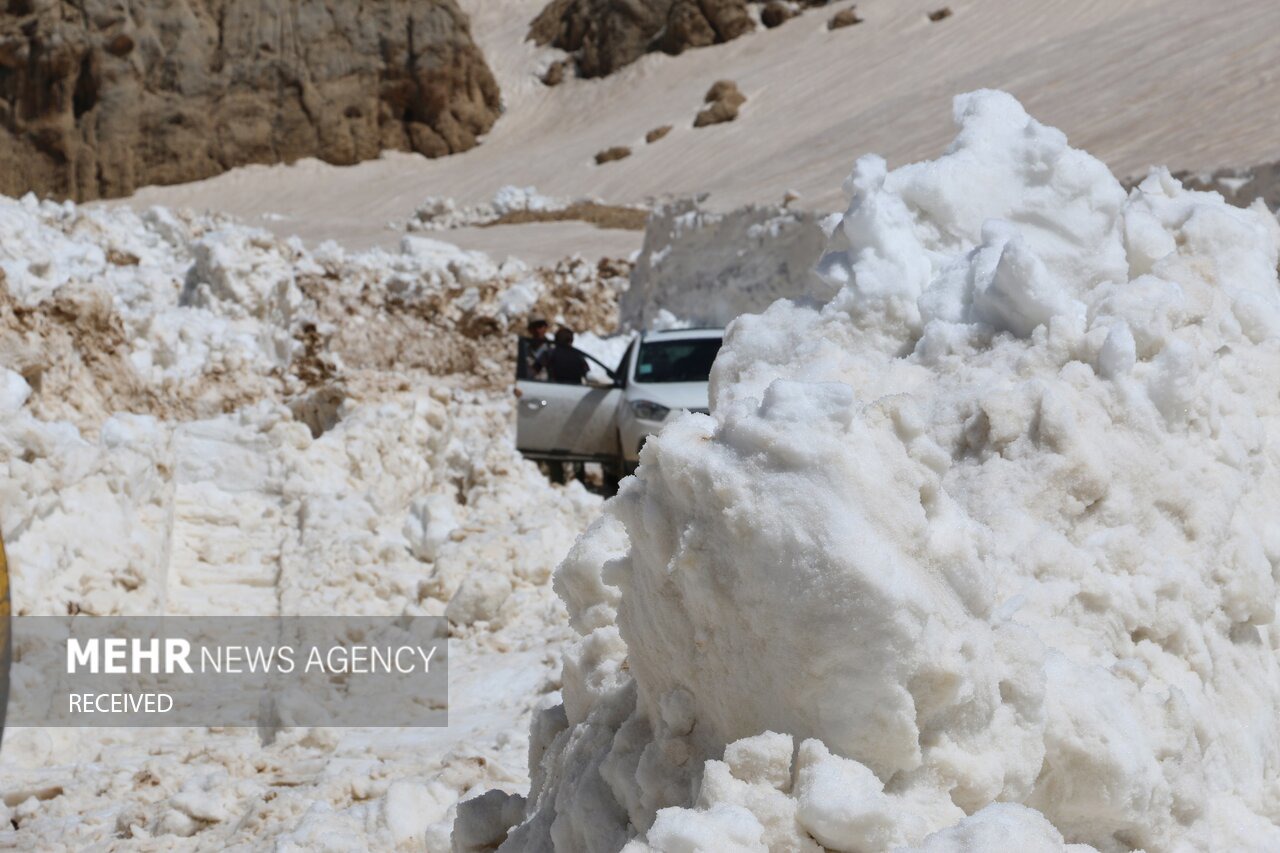 برهانی: کولاک شدید راه‌های مواصلاتی تکاب را مسدود کرد