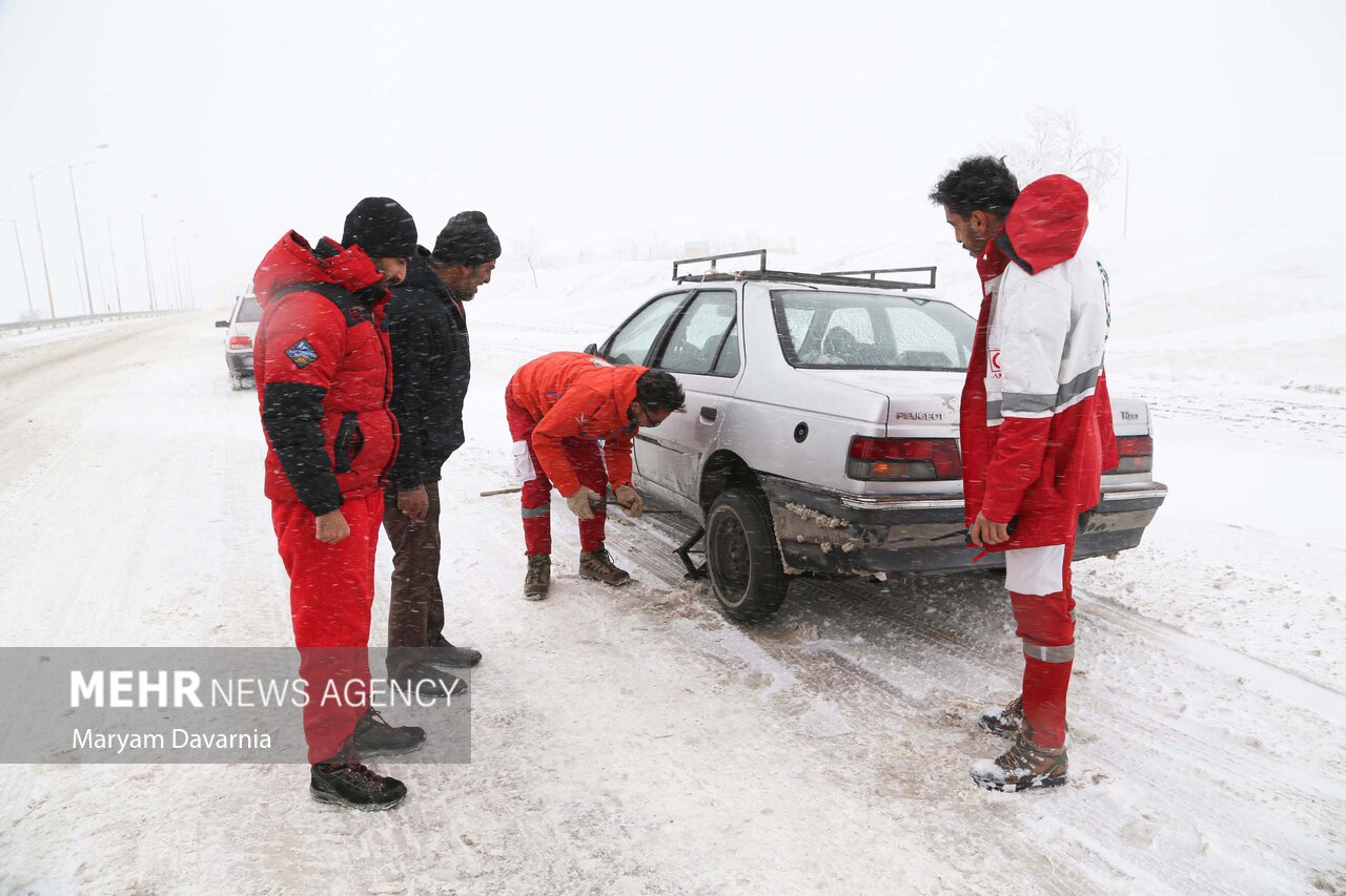 امدادرسانی به ۳۳۵ خودروی گرفتار در برف محورهای آذربایجان‌ غربی