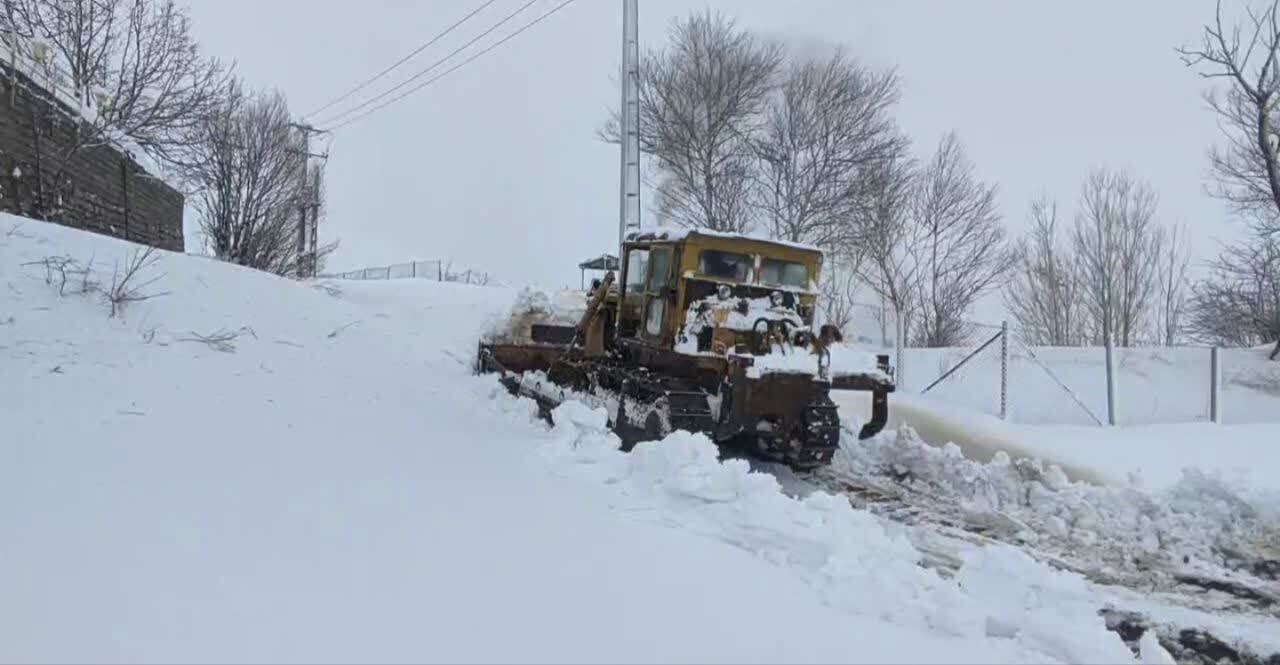 انسداد محور سردشت به کیله بر اثر بارش سنگین برف