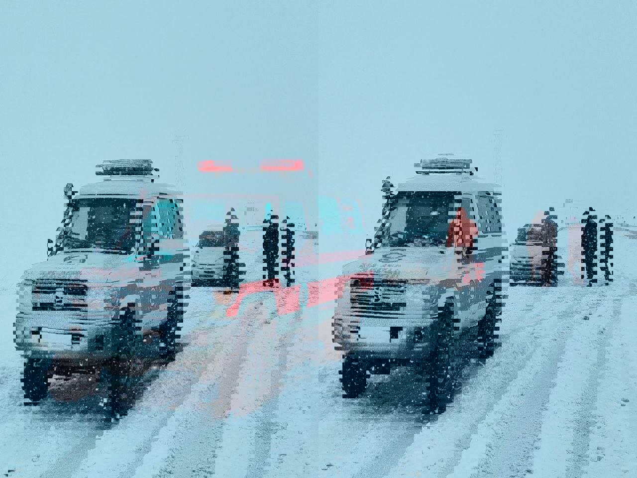 امدادرسانی به خودروهای گرفتار در برف و کولاک محور مهاباد - بوکان