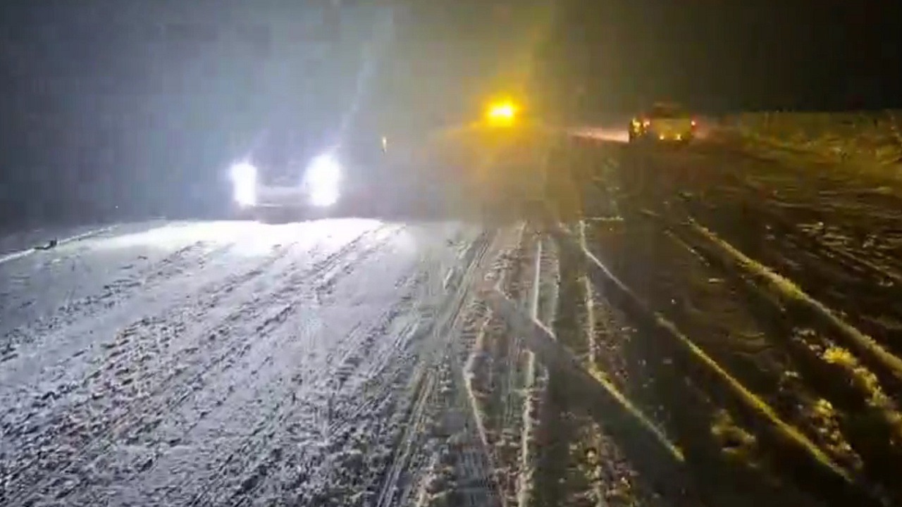 امدادرسانی به ۴۰ خودروی گرفتار در برف هوراند