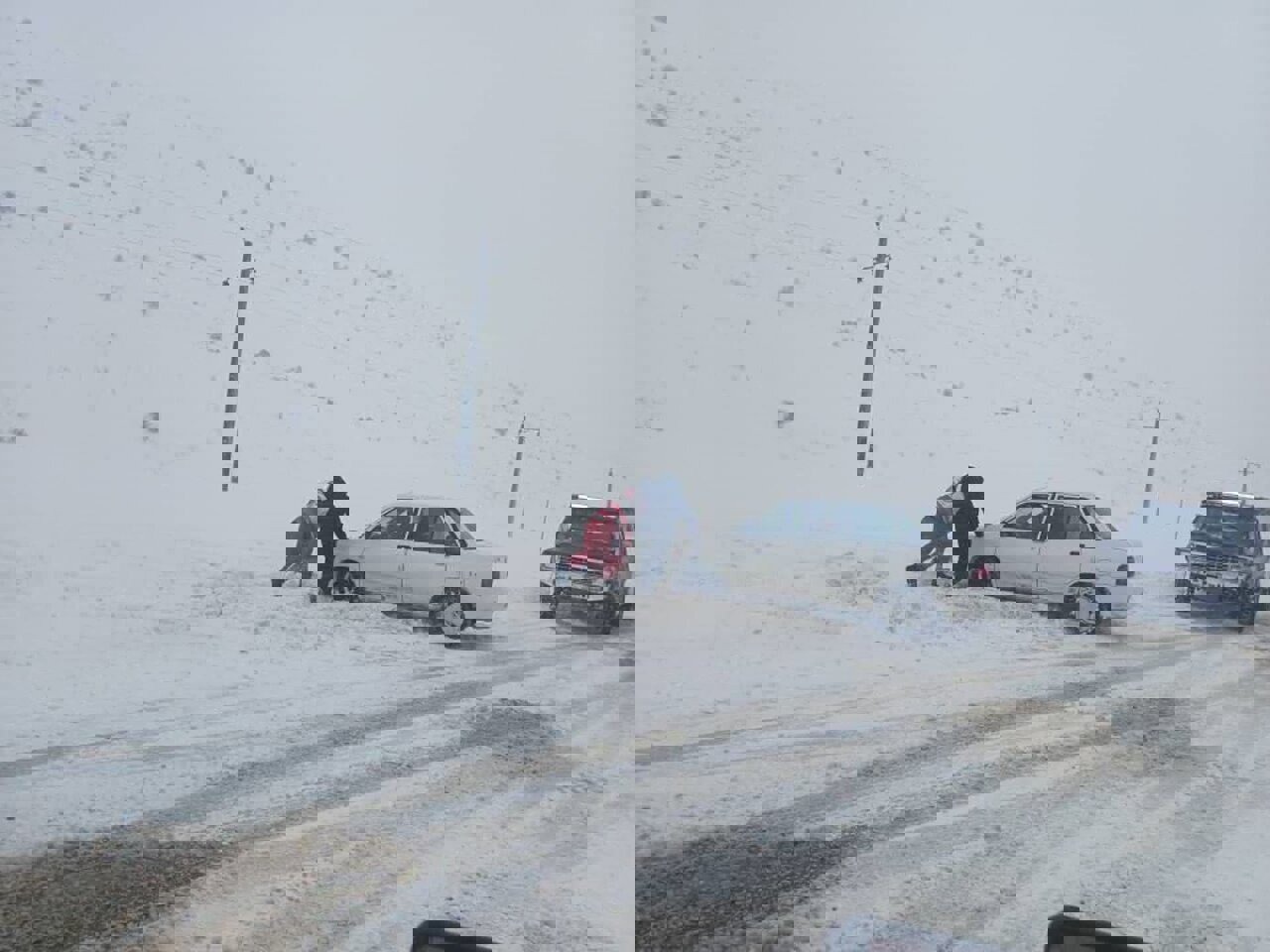 بارش برف و کولاک شدید، عبور و مرور در جاده‌های خلخال را مختل کرد