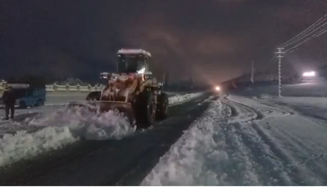 انجام برف روبی شبانه در محورهای مواصلاتی آذربایجان غربی