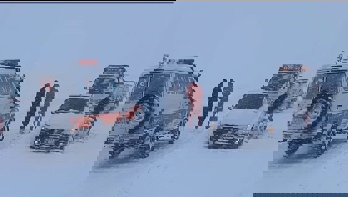 ۱۲۰ مسافر گرفتار در برف و کولاک در گردنه مائین بلاغ امدادرسانی شدند