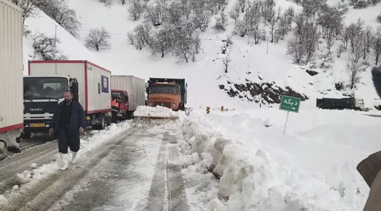 تردد در گردنه زمزیران سردشت تنها با زنجیر چرخ امکان‌پذیر است