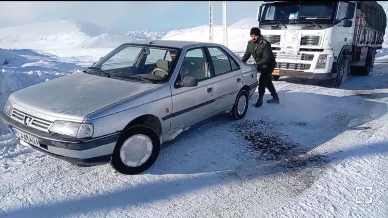 ۵خودرو در گردنه زمزیران سردشت  با تلاش مأموران پلیس راه رهاسازی شد