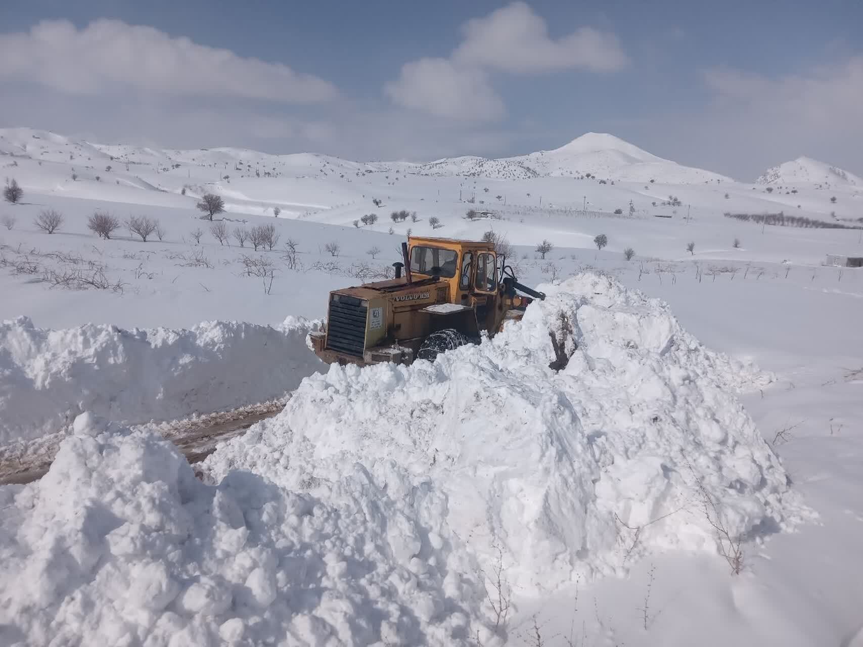 مسدود شدن راه ارتباطی ۲۰ روستای بخش مرکزی سردشت بر اثر بارش برف