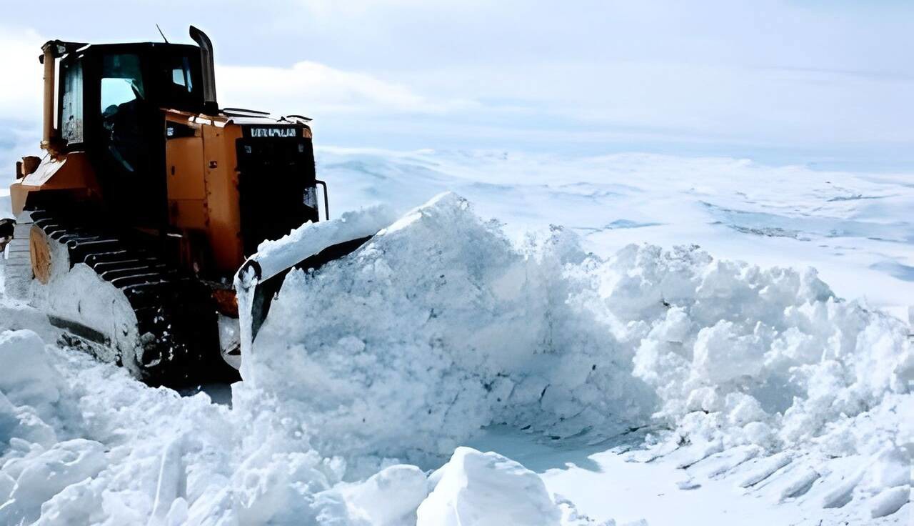 بسته شدن راه ۲۰ روستای مراغه؛ تردد در جاده‌ها فقط با زنجیرچرخ میسر است