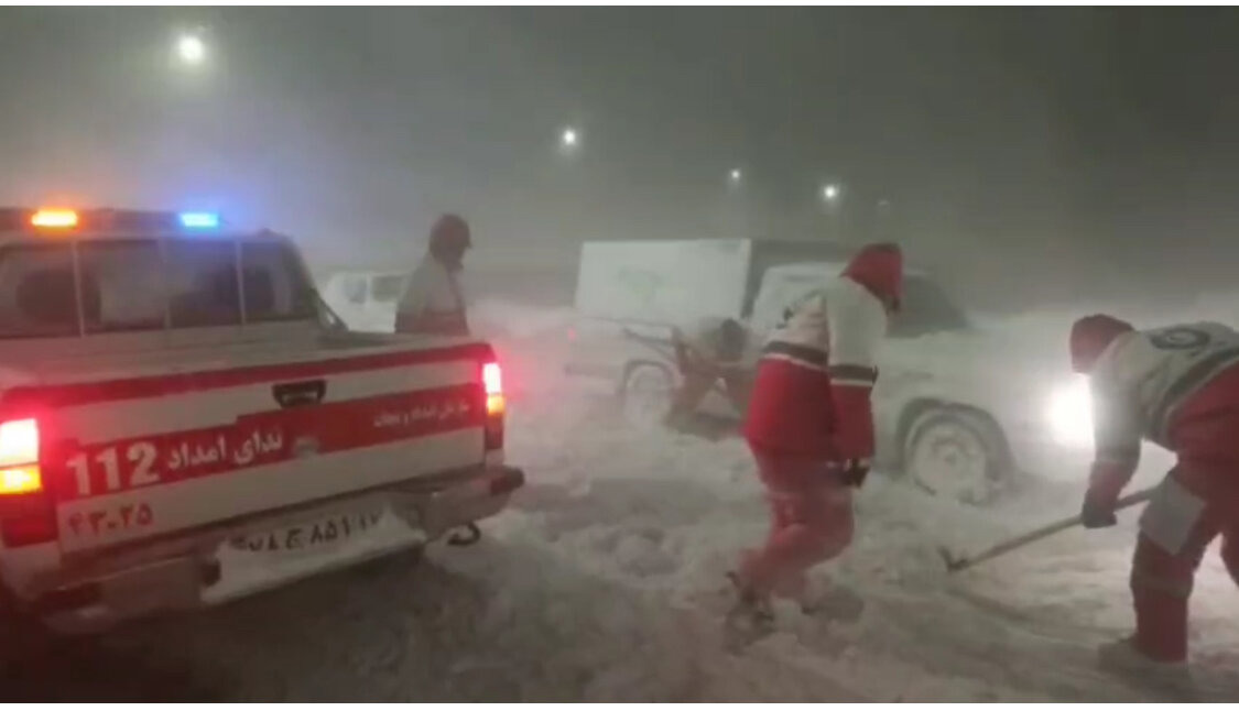 امدادرسانی به خودروهای گرفتار در برف و کولاک محور پیرانشهر - تمرچین
