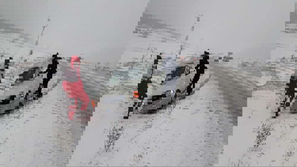 تردد در محورهای مواصلاتی آذربایجان غربی تنها با زنجیرچرخ امکانپذیر است