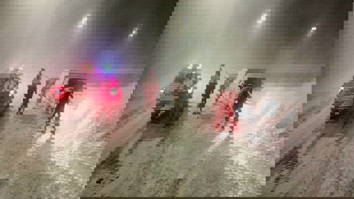 امدادرسانی به خودروها و مسافران گرفتار در برف در آذربایجان غربی