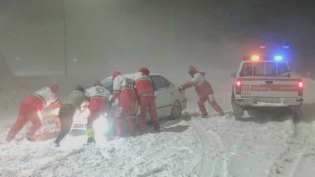 رهاسازی ۴۷ خودروی گرفتار در برف و کولاک محور پیرانشهر_ تمرچین