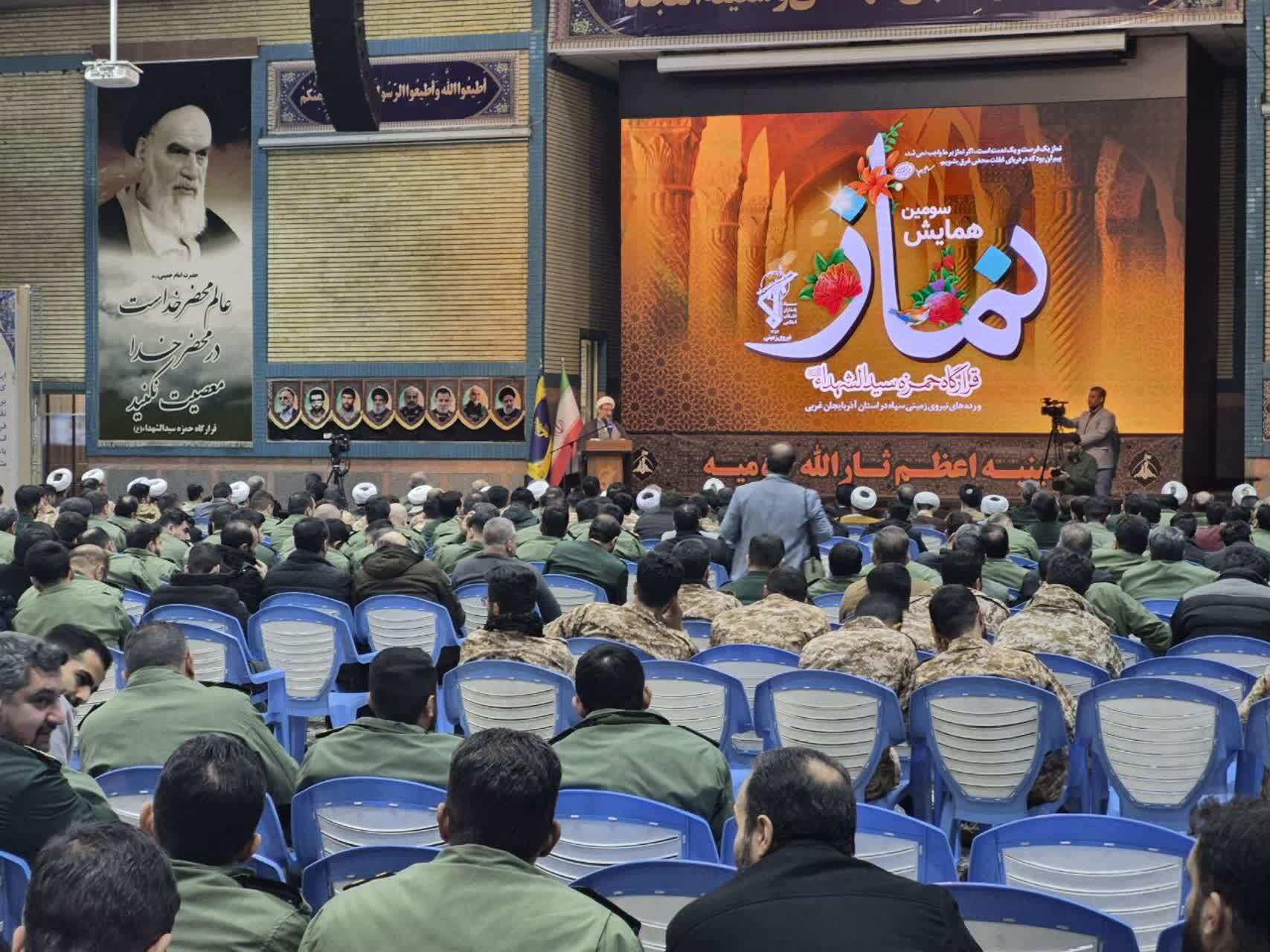 تجلیل از فعالان عرصه نماز در سومین همایش نماز قرارگاه حمزه سیدالشهدا