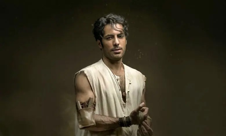 استایل به یاد ماندنی و خاص رحیم نجار بامداد خمار در یک مراسم هنری