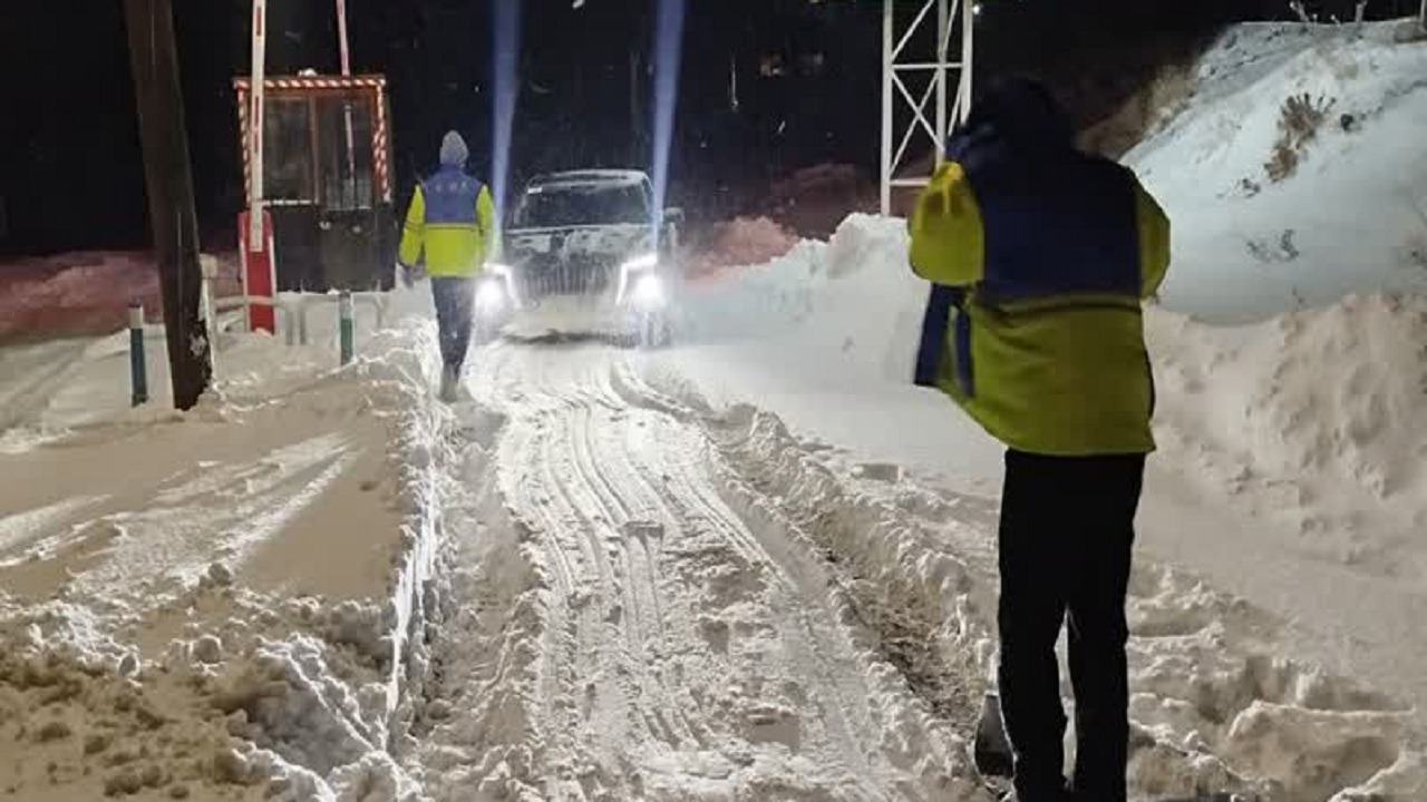 نجات یک خانواده از دل برف و کولاک کندوان