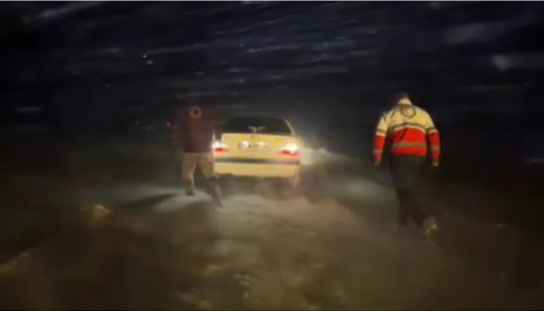 امداد رسانی به مسافران و خودروهای گرفتار  در کولاک در آذربایجان غربی