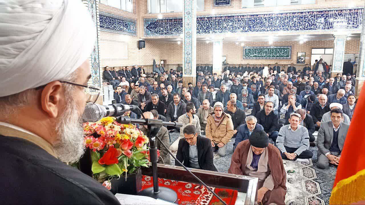 امام جمعه نقده: مواظب منافقان اطراف خود باشیم