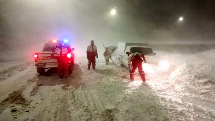 امداد رسانی به مسافران و خودروهای گرفتار در کولاک در آذربایجان غربی/ ویدئو