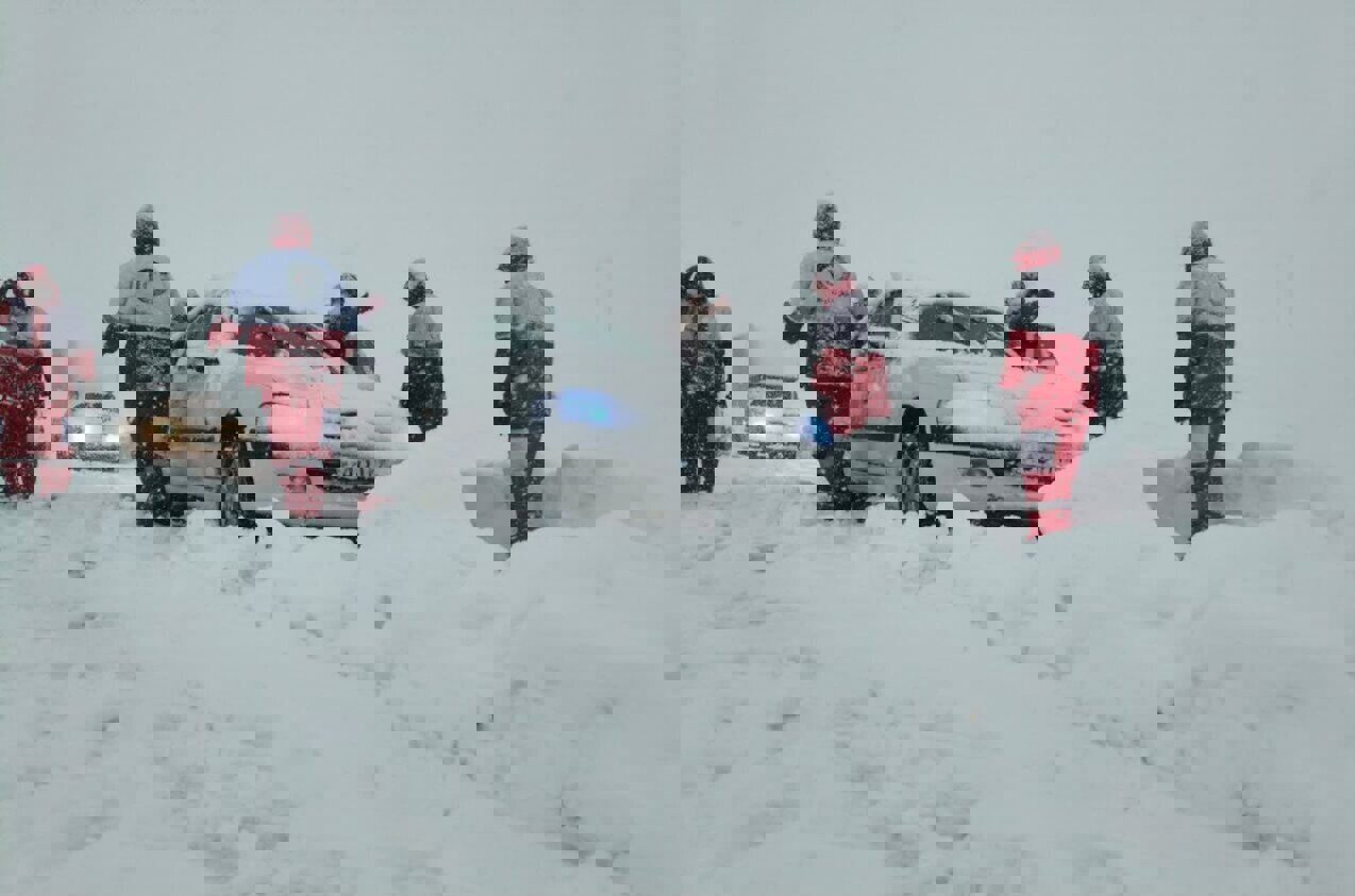 نجات ۴۰ نفر گرفتار در برف و کولاک جاده ائل‌یولی بستان‌آباد