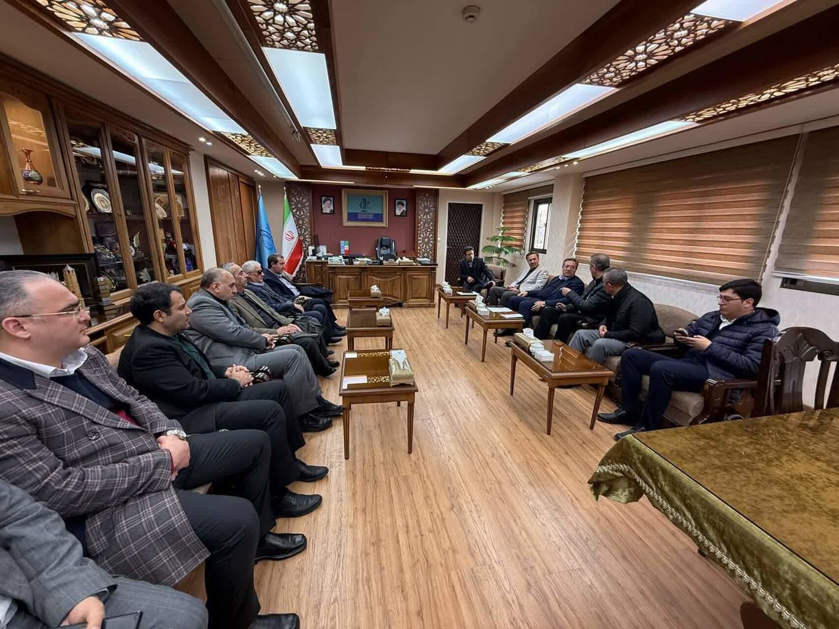 نشست دبیر کارگروه ملی نجات دریاچه ارومیه با استادان دانشگاه در تبریز