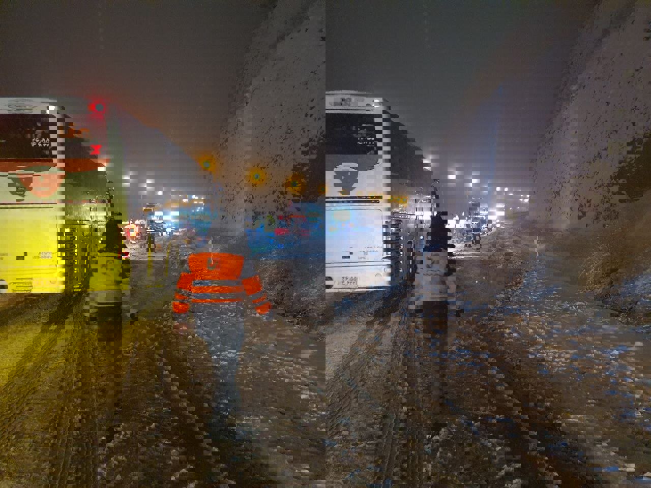 شکری: راه ۱۶روستا در آذربایجان غربی بازگشایی شد؛امداد رسانی ۲۱۰ خودرو