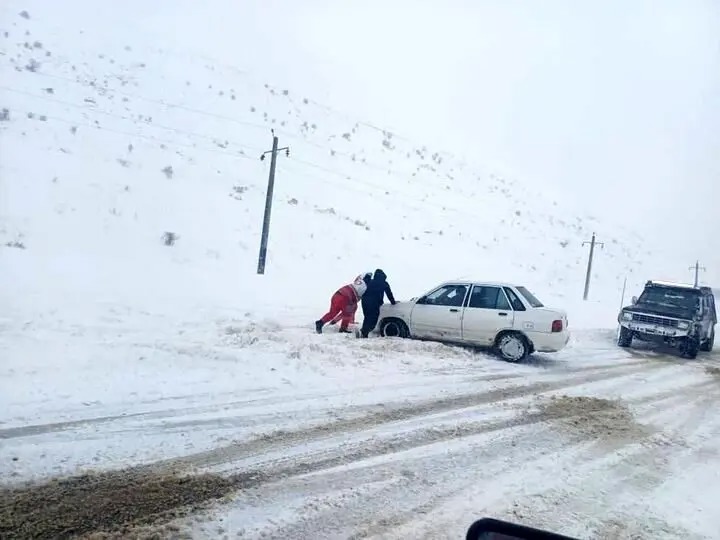 بارش برف و کولاک شدید، عبور و مرور در جاده‌های خلخال را مختل کرد