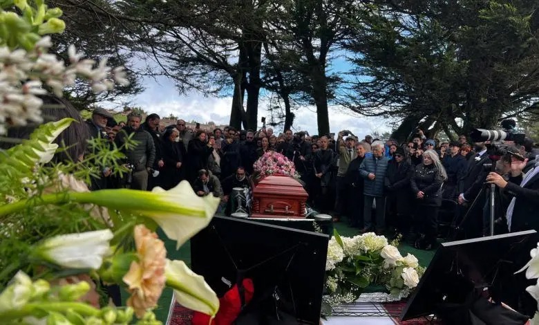 تصاویری از مراسم خاکسپاری بهرام بیضایی در آمریکا/ خاکسپاری بهرام بیضایی با نوای حسین علیزاده و مناجات خوانی مژده شمسایی/ ویدئو