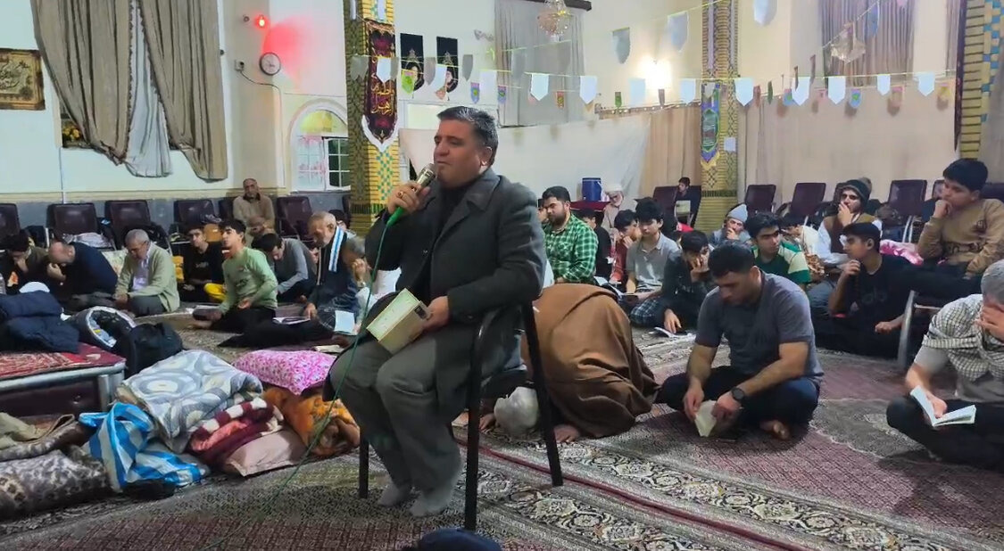 دعای توسل معتکفین مسجد المهدی ارومیه و طنین نوای لبیک یا خامنه ای