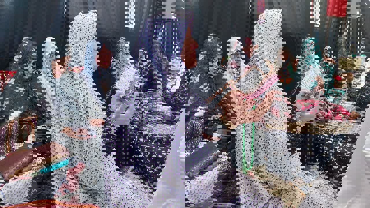 اشک‌ها و نیایش‌ها در سحرگاه دومین روز اعتکاف