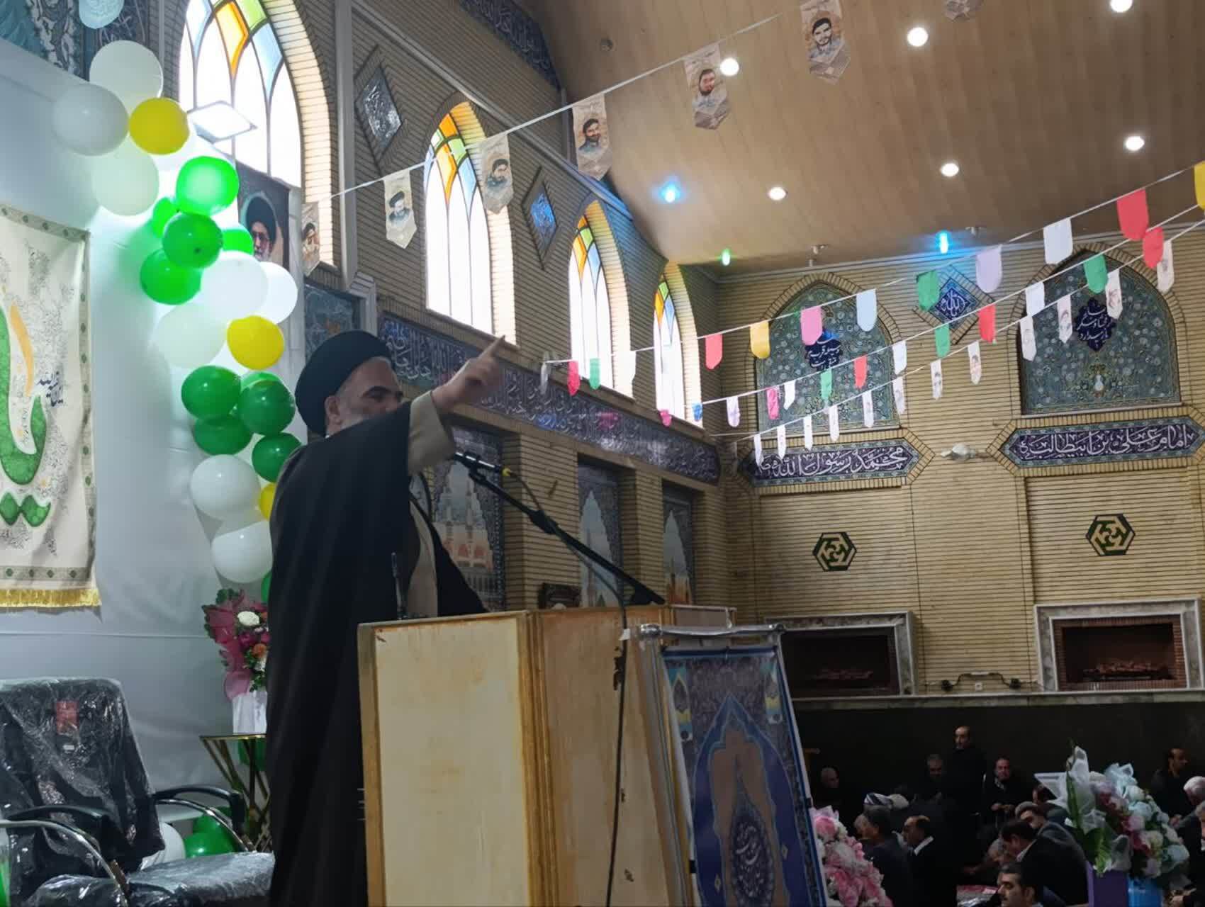 امام جمعه سلماس: دشمنان و آمریکا هیچ غلطی نمی‌توانند بکنند