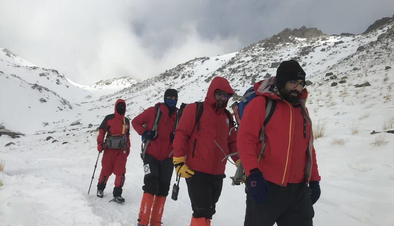 پایان سه ساعت دلهره در برف و یخ؛ معلمان قره‌بولاغ نجات یافتند