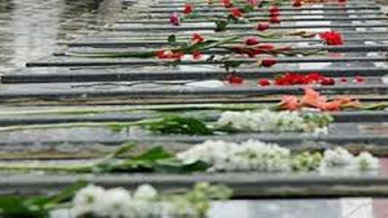 برگزاری آیین گلباران مزار شهدا در آذربایجان شرقی