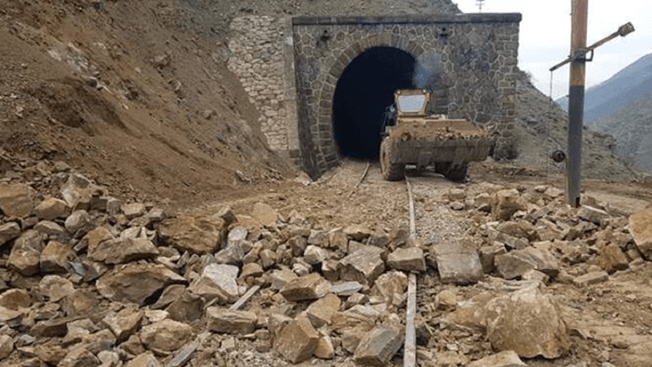 مسدود شدن محور ریلی منطقه آذربایجان به‌ دلیل ریزش کوه