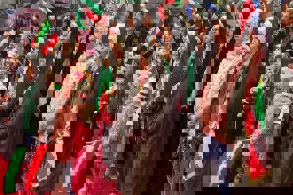 اجرای سرودهای انقلابی توسط کودکان ارومیه ای در حاشیه راهپیمایی ۲۲ بهمن