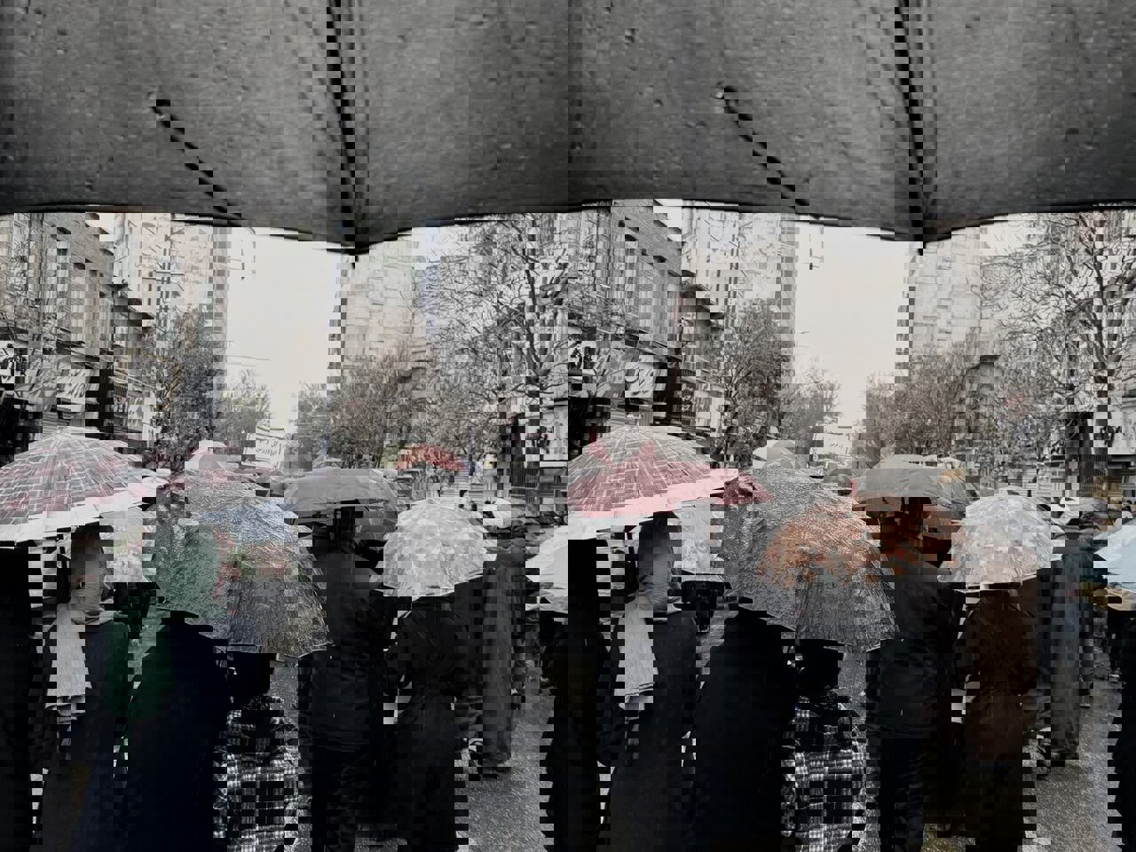 حضور باشکوه مردم ارومیه در راهپیمایی ۲۲ بهمن ماه زیربارش باران