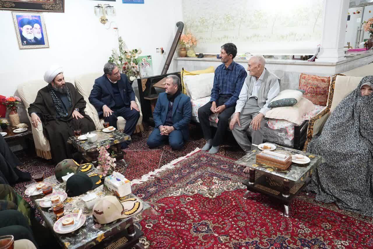 دیدار استاندار آذربایجان‌غربی با خانواده معظم شهیدان بهفر در خوی