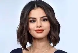 سفر در زمان؛ «سلنا گومز» در قلعه زمستانی زیبای خفته در دیزنی‌لند در کالیفرنیا؛ سال ۱۳۸۸