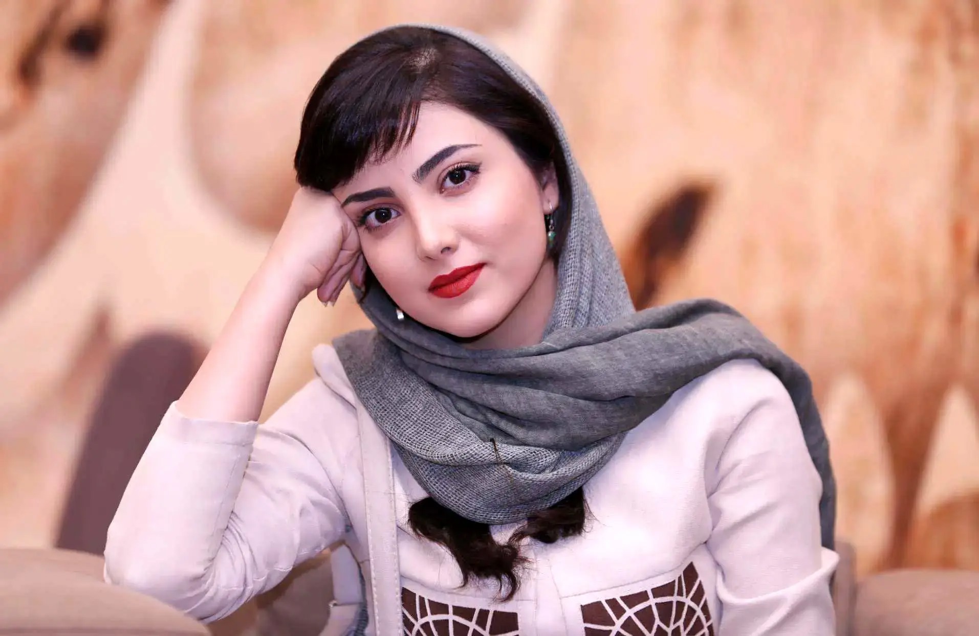 سفر در زمان؛ «زیبا کرمعلی» در ۱۹ سالگی و در کنار پدربزرگ اش؛ سال ۹۴