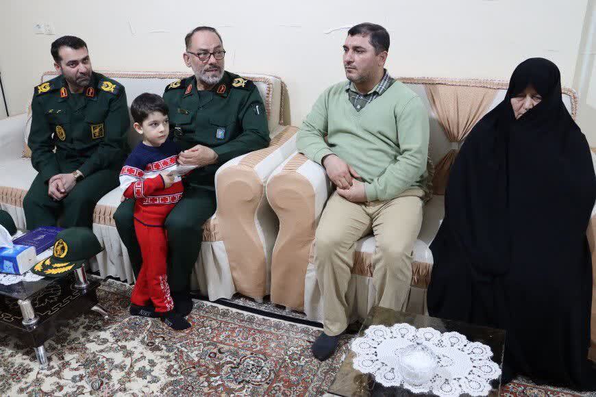 تکریم خانواده شهید داود احمدنژاد در شهرستان خوی