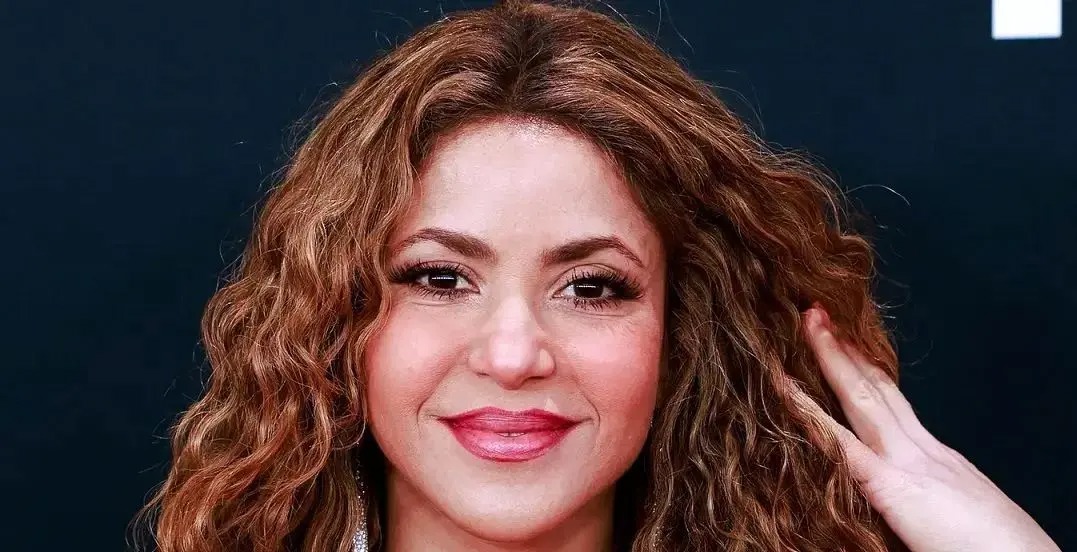 سفر در زمان؛ «شکیرا» در حال خروج از هتل میدتاون در نیویورک؛ سال ۱۳۸۴/ عکس