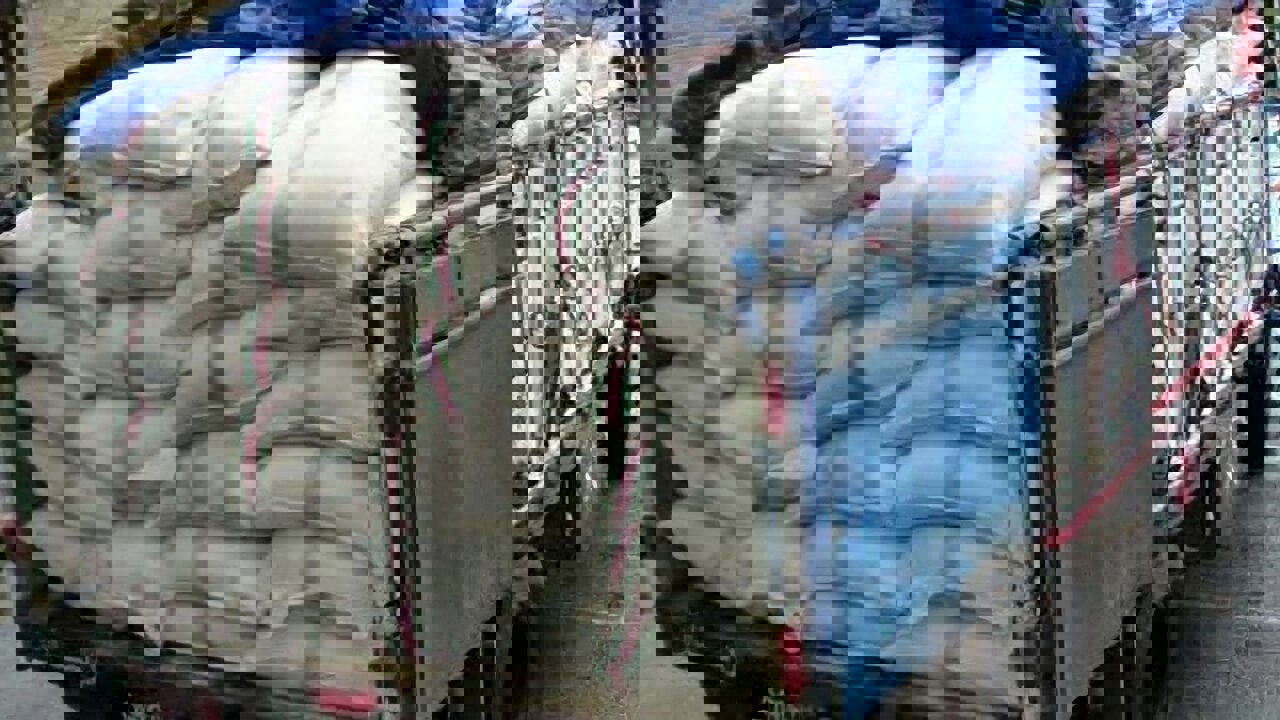 کشف آرد قاچاق خارج از شبکه توزیع در اهر