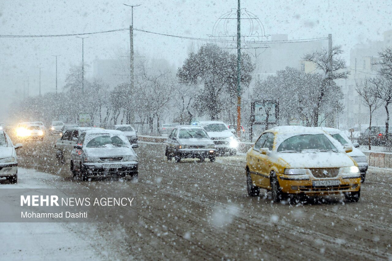 بارش برف در محورهای غربی آذربایجان‌شرقی؛ تردد با زنجیر چرخ الزامی شد