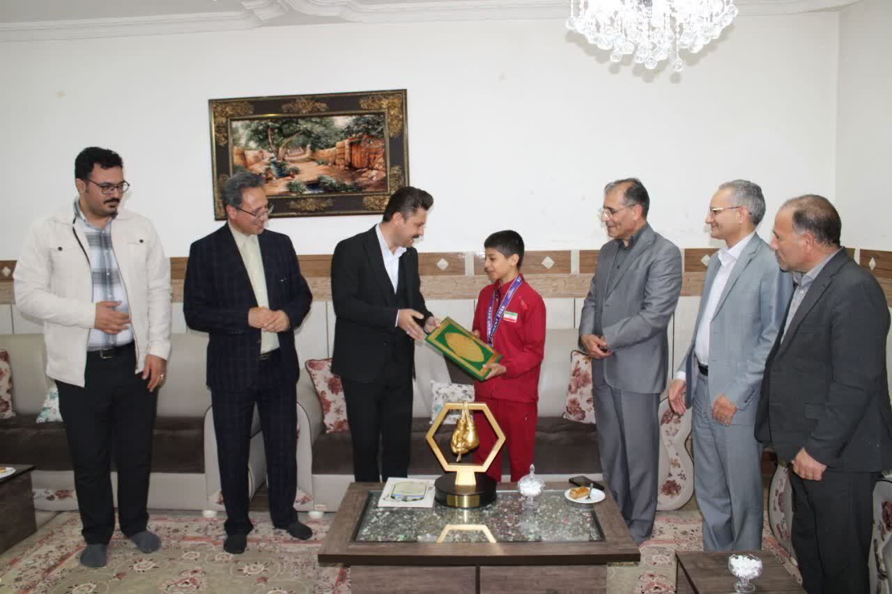 تجلیل از ابوالفضل پیشه‌ور، قهرمان طلایی بوکس آسیا