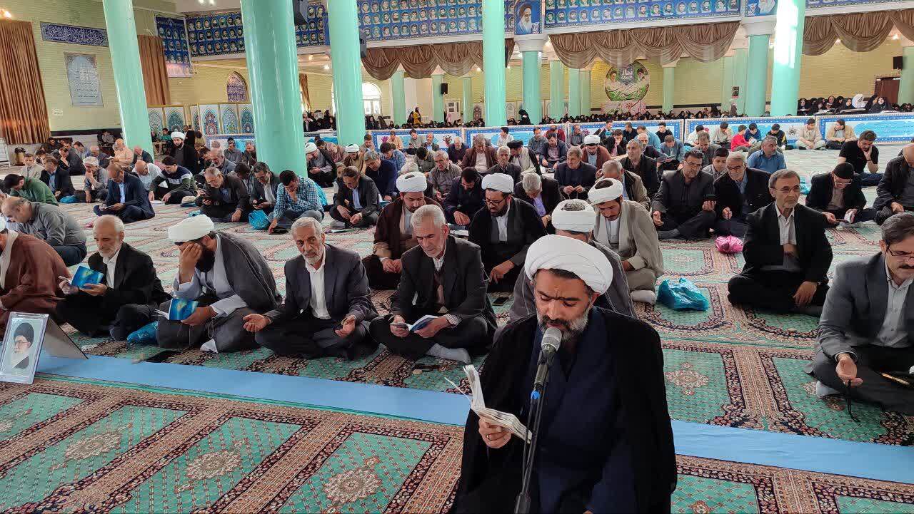 برگزاری مراسم دعای پرفیض عرفه در مصلی بقیه الله الاعظم (عج) تکاب